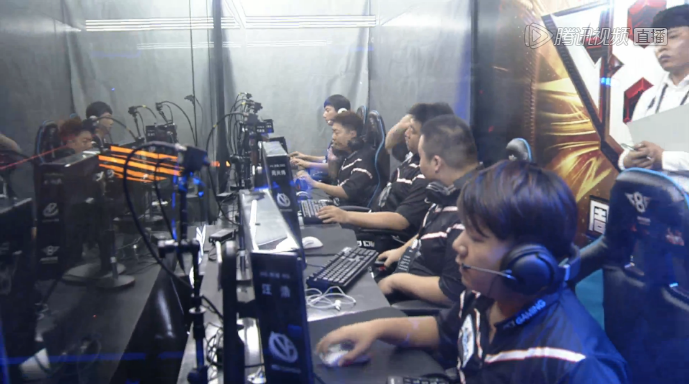 Astralis 被 GamerLegion 淘汰， Spirit 击败 Liquid — IEM Katowice 2025 小组赛