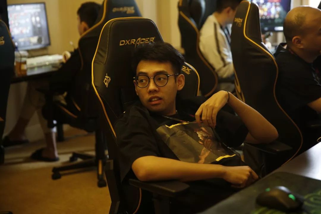 左吴：阵容在23日确认，24日， Scout 的经纪公司退出，紧急通知 Tian 寻找战队。