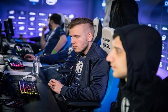 YB状态低迷，一触即溃。Bach夜魔在团队战斗中无敌。YB在第一局中输给了Tidebound。